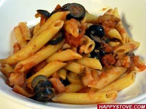 Penne Pasta with Bacon, Black Olives and Mushrooms - By happystove.com